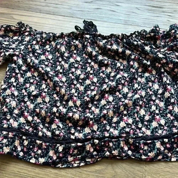 🌸3/$30🌸AMERICAN Eagle Outfitters | Floral Off  The Shoulder Top - Picture 9 of 9